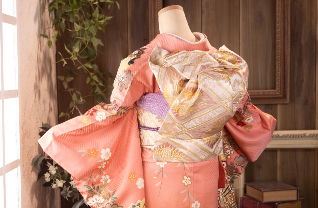 13.桃色草花文 古典風味の上品な帯結び♡(帯:飛鶴花菱文金銀糸)