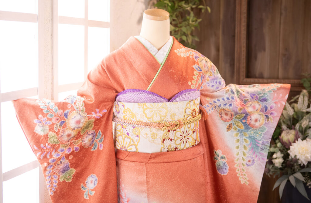11.紅梅色辻が花 帯の雪輪花文は五穀豊穣の意味を持つ吉祥文様(帯:唐織雪輪花文金糸)