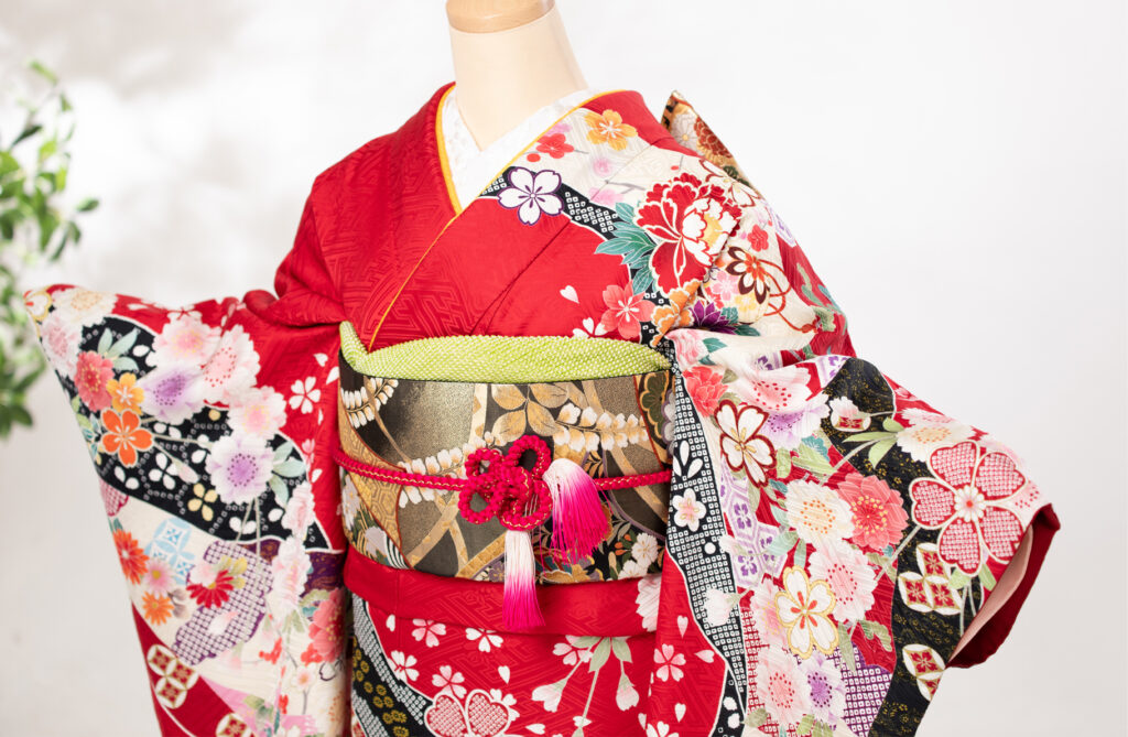 5.赤色舞花文 (帯:唐織誰が袖花蝶文金糸)