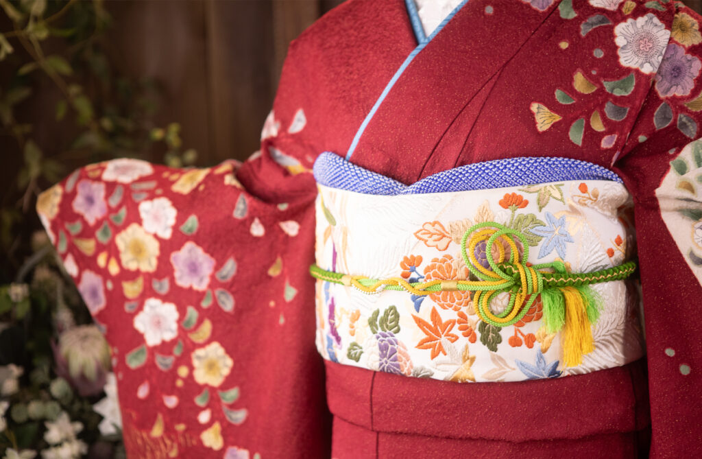 7.茜舞花文金彩 色とりどりのお花や紅葉の刺繍がかわいい帯:唐織枝花文金銀糸)