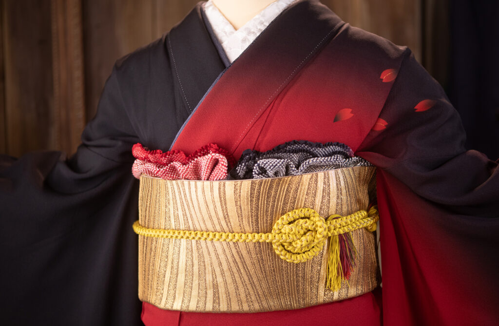 12.深紅大輪花文 帯揚げも赤と黒で個性的に(帯:万津羅錦金糸)
